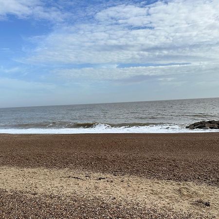 Felixstowe Chimo Caravan 8 Sleeps 5 Min To Beach Exterior photo
